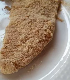 Nach gründlichem Wälzen sieht es dann so aus. Für eine dünnere Panade reicht es aus, die Filets nur kurz zu wälzen.