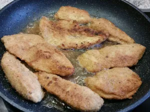 Ausreichend Fett in einer Pfanne erhitzen (Boden sollte mindestens 0.5 cm bedeckt sein!), die Filets bei starker Hitze hineingeben und anschließend bei mittlerer Hitze bis zur gewünschten Bräunung braten. Dabei mehrfach wenden.
