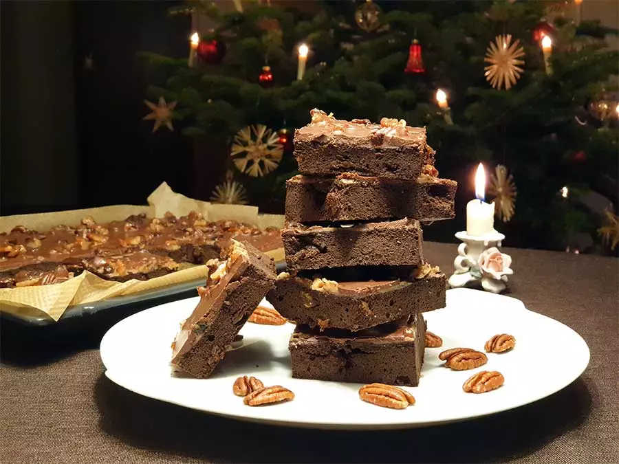 Recipe Juicy Red Wine Cake for chocaholics with fruity pecan caramel icing low-carb gluten-free